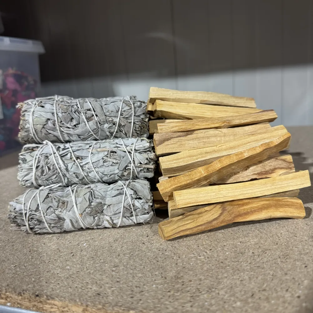 BOX salvie albă și Palo Santo – 10 buchete + 50 bucăți