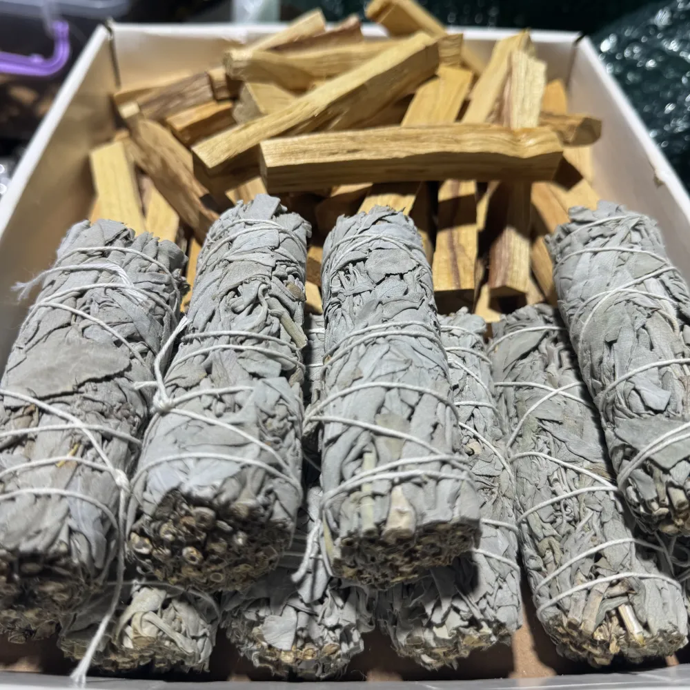 BOX salvie albă și Palo Santo – 10 buchete + 50 bucăți